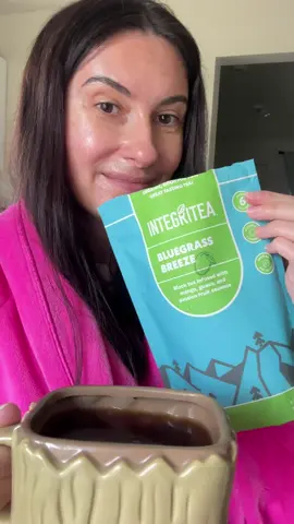 🌺 IntegriTEA Bluegrass Breeze — the aroma is absolutely amazing, you just want to enjoy it! 🍃 The flavor is rich and vibrant, with notes of guava, passionfruit, and mango — like a tropical getaway in a cup.. You can brew a full bag for a gallon, or, like me, open the bag and use a couple of tablespoons for a single serving — perfect every time! 💛 Look at this color — the aroma is just wow 🤩 And yes, I love drinking it hot, especially now when it’s cold or during the colder months, savoring the flavor and warming aroma 💫  #integritea #integriteapartner #ad @Stack Influence  @IntegriTea 