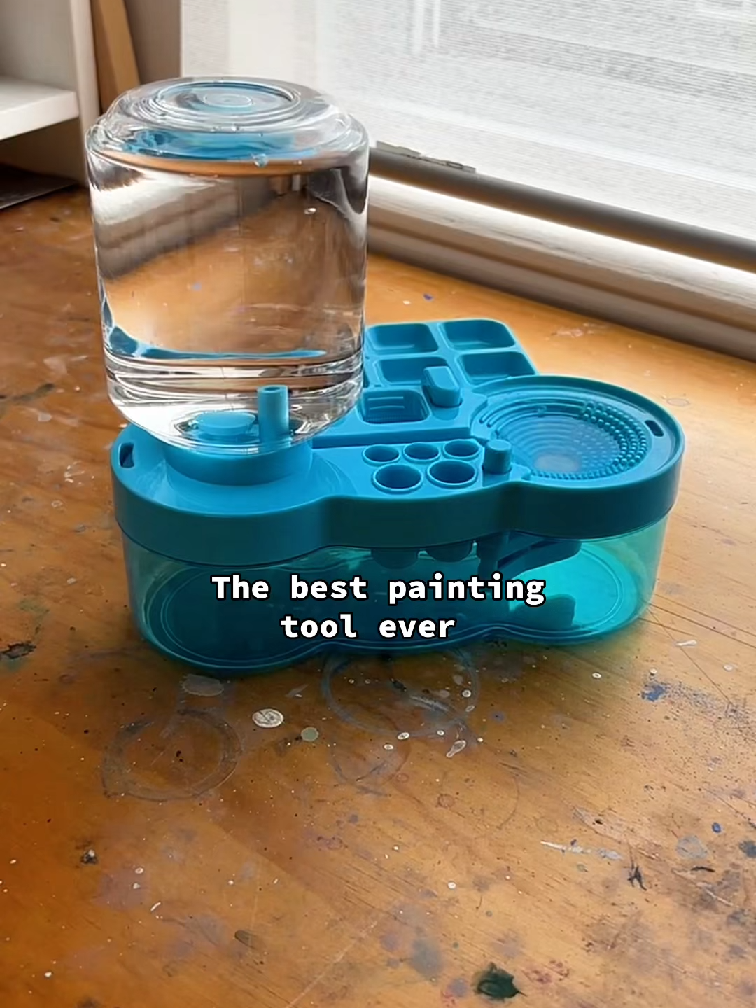 Our clean flow brush washer is a 5-in-1 tool that will probably be the best painting tool you've ever used. Say goodbye to cleaning your brushes and mixing your paints in dirty water, with this washer you'll get a constant supply of clean water. This ingenious tool makes brush maintenance a breeze with one-click water circulation, flushing out dirty water in seconds. Its 390 ml reservoir handles up to 60 flushes, while textured grooves scrub brushes clean. Built-in slots let your brushes air-dry, and a removable palette tray doubles as a color storage or tabletop workspace. Leak-proof even when flipped, this washer is your studio’s new best friend. Link is in our bio to purchase it ♥️ // Notre lave-pinceaux Clean Flow est un outil 5-en-1 qui sera probablement le meilleur outil de peinture que vous ayez jamais utilisé. Dites au revoir au nettoyage de vos pinceaux et au mélange de vos peintures dans de l'eau sale! Avec ce lave-pinceaux, vous bénéficiez d'un approvisionnement constant en eau propre. Cet outil ingénieux simplifie l'entretien des pinceaux grâce à une circulation d'eau en un seul clic, évacuant l'eau sale en quelques secondes. Son réservoir de 390 ml permet jusqu'à 60 rinçages, tandis que ses rainures texturées nettoient les pinceaux. Des fentes intégrées permettent à vos pinceaux de sécher à l'air libre, et un plateau à palette amovible peut également servir de rangement pour les couleurs ou de plan de travail. Étanche même retourné, ce lave-pinceau est le nouveau meilleur ami de votre atelier. Lien dans notre bio pour l'acheter ♥️ #artsupplies #painttok #painting #artistsoftiktok #arttips