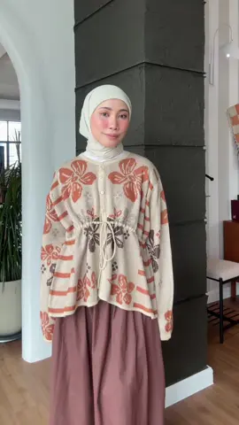 Hikaru outerwear in coffee 🤎 Jangan lupa join live 8 pagi ni kita nak release Hikaru 😍