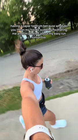 I’ve been *mostly* injury free this whole training block and now my foot decides to act up?! 😳😡 #marathontraining #runtokcommunity #nycmarathon #runnergirl #runningera 