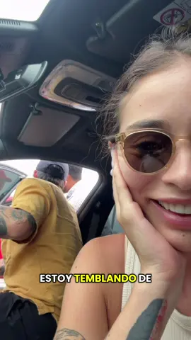 Que paciencia la de mi marido, lo chocan y le piden foto hahah saludos a ese hincha y que preste más atención al volante 😅💙
