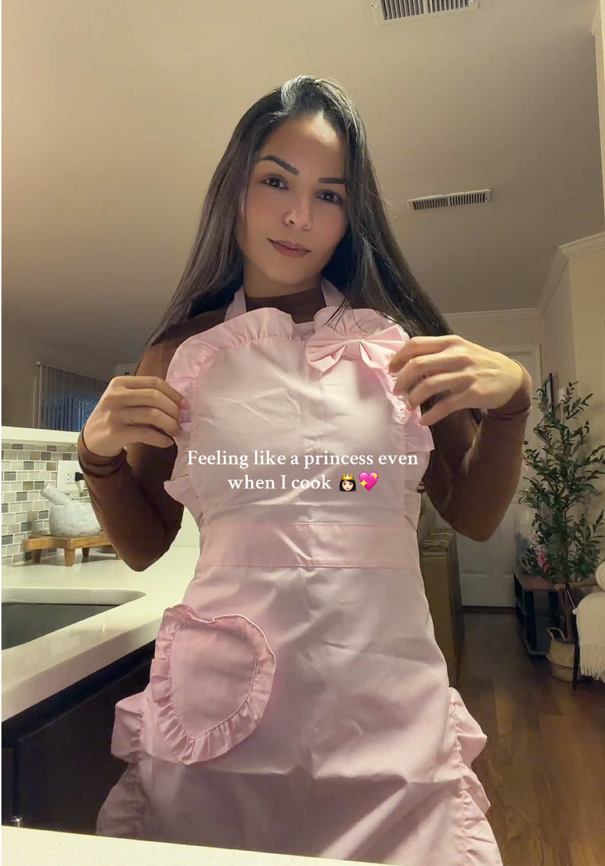 This cute sleeveless apron is everything 🍳💖 #aesthetickitchen #kitchenapron #pinkapron #homefinds #cutefinds 