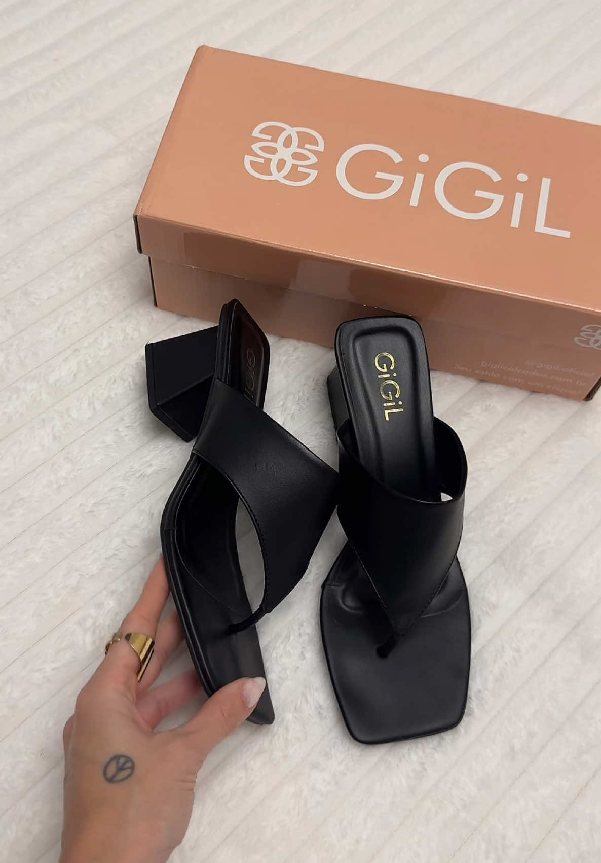 Maravilhosaaaa amigas e super confortável! ❤️podem pedir exatamente a numeração que vocês usam! Essa sandália é a tendência desse verão 🤌🏼 #tamanco #tendencia 