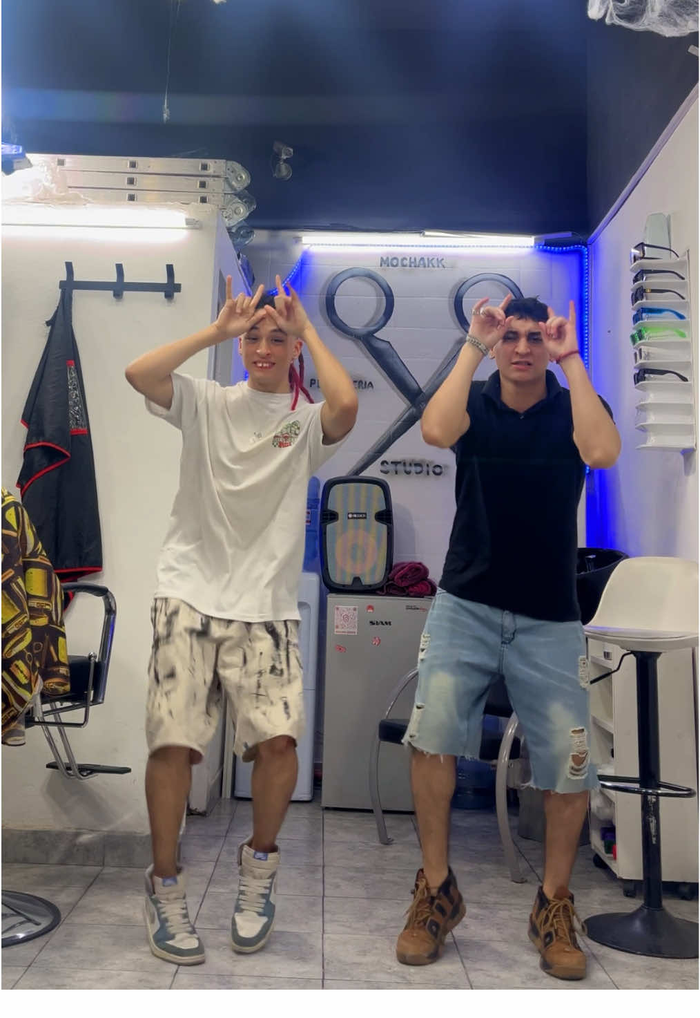 Hoy los pasitos fueron en @mochakk.studio 💈 📍Abasto Shopping, Jean Jaures 457 ⏳Lunes a Sábados: 10 a 21hs  • • • • • • • • • • • #nachoman #música #baile #dembow #barbería 