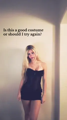 Please give me ideasss #halloween#vampire#halloweencostume#blondes#corset