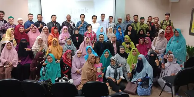 pelatihan PBHTH di Wisma BNI46 jakarta, 4tahun lamanya tak berkomunikasi serta dibatasi karena adanya lelaki yang tak pernah mengizinkan keluar rumah perihal kecemburuan padahal pembelajaran diktat kuliahnya sangat membantu sesama... tebak ayo euis yang mana??! #fyp #viralvideo 