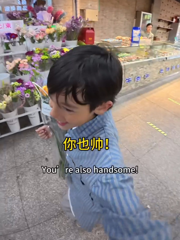 Making lots of friends as usual out and about in China! #chinalife #foreignerinchina  #china #chinatravel #chineseculture 