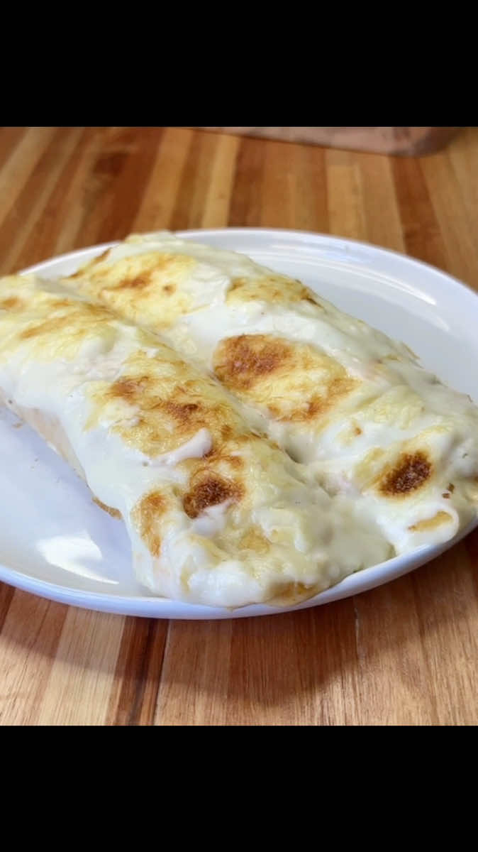 Canelones de pollo caseros y sabrosos  🥞 Para la masa (tipo panqueques): 	•	2 huevos 	•	1 taza de harina (200 ml) 	•	1½ taza de leche 	•	2 cucharadas de aceite 🍗 Para el relleno: 	•	650 g de pechuga de pollo 	•	2 cebollas 	•	½ morrón rojo 	•	1 diente de ajo 	•	Sal y pimienta a gusto 	•	1 cdita de pimentón dulce 	•	Aceite para cocinar 	•	Perejil fresco picado (a gusto) 🥛 Para la salsa blanca: 	•	70 g de manteca 	•	70 g de harina 	•	700 ml de leche caliente 	•	Sal y nuez moscada a gusto 🧀 Para gratinar: 	•	Queso rallado a gusto 	•	Pan rallado para la bandeja 🔥 En el video te muestro cómo hacer la masa, el relleno cremoso y la salsa blanca perfecta. 👉 contame qué relleno querés que prepare la próxima. #recetas #almuerzo #cena #recetasfaciles #Recipe 