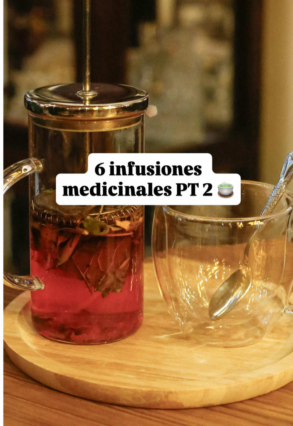 6 infusiones medicinales respaldadas por la ciencia 🍵 PARTE 2 🌿 Valeriana: mejora la calidad del sueño y reduce el tiempo para conciliar el sueño en un 50%, siendo efectiva en pacientes con insomnio leve a moderado 😴 PubMed ID: 30590478 👉🏼 Evitar con medicamentos sedantes o benzodiacepinas. No conducir después de tomarla. 🌿 Ortiga: mejora significativamente los síntomas de hiperplasia prostática benigna, reduciendo el volumen residual de orina y aumentando el flujo urinario 💪🏼 PubMed ID: 16635963 👉🏼 Precaución si usas anticoagulantes, diuréticos o medicamentos para diabetes. 🌿 Cola de caballo: potente diurético natural que aumenta hasta en 60% la producción de orina, ayudando a eliminar ácido úrico y prevenir cálculos renales 💧 PubMed ID: 24148965 👉🏼 Precaución si tienes insuficiencia renal o cardíaca. No usar por más de 6 semanas seguidas. 🌿 Toronjil (Melisa): reduce el estrés oxidativo, mejora el estado de ánimo y disminuye significativamente síntomas de ansiedad y depresión leve 🌸 PubMed ID: 31061599 👉🏼 Precaución si tomas sedantes o medicamentos para la tiroides. 🌿 Cúrcuma: la curcumina reduce marcadores inflamatorios (PCR, IL-6) hasta en un 32%, mejorando síntomas de artritis, dolor articular y rigidez matutina ✨ PubMed ID: 27533649 👉🏼 Precaución si usas anticoagulantes o medicamentos para diabetes. Puede interactuar con quimioterapia. 🌿 Menta: reduce significativamente el dolor abdominal, distensión y síntomas del síndrome de intestino irritable en un 40%, mejorando la calidad de vida digestiva 🌱 PubMed ID: 30938576 👉🏼 Precaución si tienes reflujo gastroesofágico severo o hernia hiatal. #salud #saludnatural #MedicinaFuncional #infusiones #hierbasmedicinales