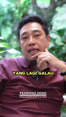 ✅ TUGAS KITA BERIKHTIAR, HASILNYA? URUSAN ALLAH. CUKUPLAH TERUS BERPRASANGKA BAIK KEPADA ALLAH… Ikhtiar adalah kewajiban.  Allah memerintahkanNya.  “Dan katakanlah: Bekerjalah kamu, maka Allah akan melihat pekerjaanmu…” (QS. At-Taubah: 105).  Hasilnya adalah hak Allah.  Allah berfirman: “Dan tidak ada sesuatu pun melainkan di sisi Kami khazanahnya, dan Kami tidak menurunkannya melainkan dengan ukuran yang tertentu.” (QS. Al-Hijr: 21).  *ALLAH YANG MENENTUKAN HASIL, WAKTU & TAKARANNYA…* Cukuplah terus ber- Husnuzan (berprasangka baik) kepada Allah. Rasulullah Shalallaahu Alaihi Wassalaam bersabda: “Sesungguhnya Aku sesuai dengan persangkaan hamba-Ku kepada-Ku.” (HR. Bukhari dan Muslim).  Kalau kita meyakini bahwa Allah akan memberikan yang terbaik, maka itu yang akan Allah takdirkan, entah dalam bentuk hasil sesuai harapan, atau ganti yang lebih baik. Terima kasih videonya @fokusinaja @edyganbatte  Barakallah fiikum.  @dewopakde Komunitas Pengusaha Muslim #dewopakde #islamadina #komunitaspengusahamuslim #ikhlas #fokusinaja 