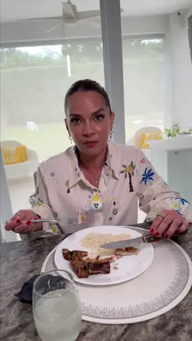 Mi gente linda, aquí les muestro lo que como en un día 🍽️. No son exactamente las porciones que suelo prepararme, pero siempre intento alimentarme lo mejor posible. Cuido mucho lo que como, hago ejercicio y he creado hábitos que me hacen sentir bien. No se trata solo de lo físico, sino de cuidar la salud, que para mí es lo más importante 🌸. Ahora cuéntenme ustedes… ¿qué hábitos tienen para sentirse bien?  Los leo siempre con cariño 💕