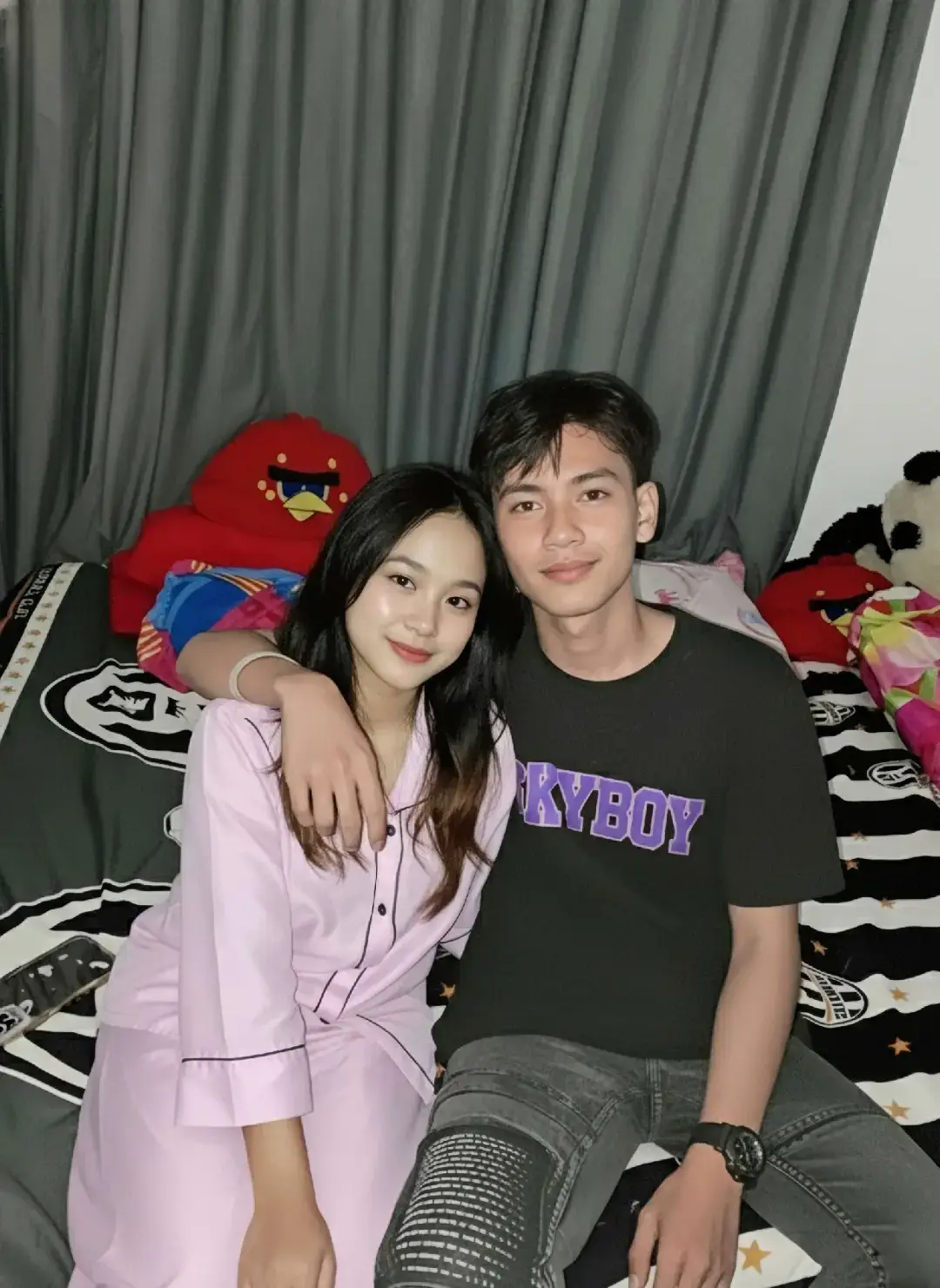 TUTORIAL?? BACA CAPTION‼️ 1. Buka google/apk gemini di hp kalian 2. Masukan photo wajah kalian dan pastekan  prompt:👇🏻 Coba buatkan sebuah potret definisi tinggi dari sepasang kekasih muda  yang sedang menikmati momen nyaman, duduk berdampingan di atas kasur di dalam ruangan dari dua subjek di atas. Wanita, dengan rambut hitam panjang yang terawat, mengenakan satu set piyama flanel berwarna baby pink lembut dengan list hitam, yang memberikan kesan manis dan santai.  Pria di sampingnya, mengenakan kaus t-shirt hitam dengan tulisan 