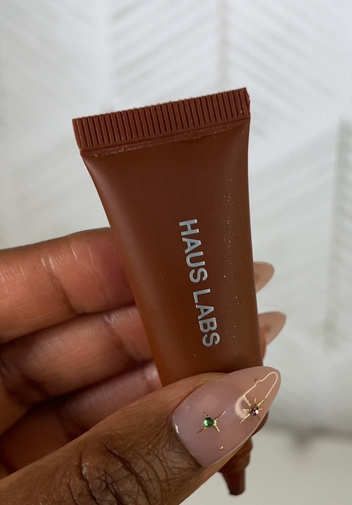 This Haus Labs Hy-Power Pigment Paint means serious color payoff — matte, bold, and built to last. You can wear it on eyes, lips, or cheeks for that clean, sculpted look. A true artist’s essential for precision and control. 🎨 #TikTokShopCreatorPics #TikTokShopBlackFriday #TikTokShopCyberMonday #HausLabsPigmentPaint #MatteMakeupLook @Haus Labs 