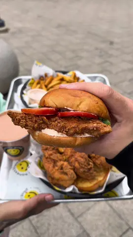 The best fried chicken sandwich and it’s honestly oh so good!😍 📍The Well, Toronto, ON 📍Sherway Gardens, Etobicoke, ON @Sherway Gardens  #chickenfingers #chickensandwich #chickentenders #torontofood #friedchicken      