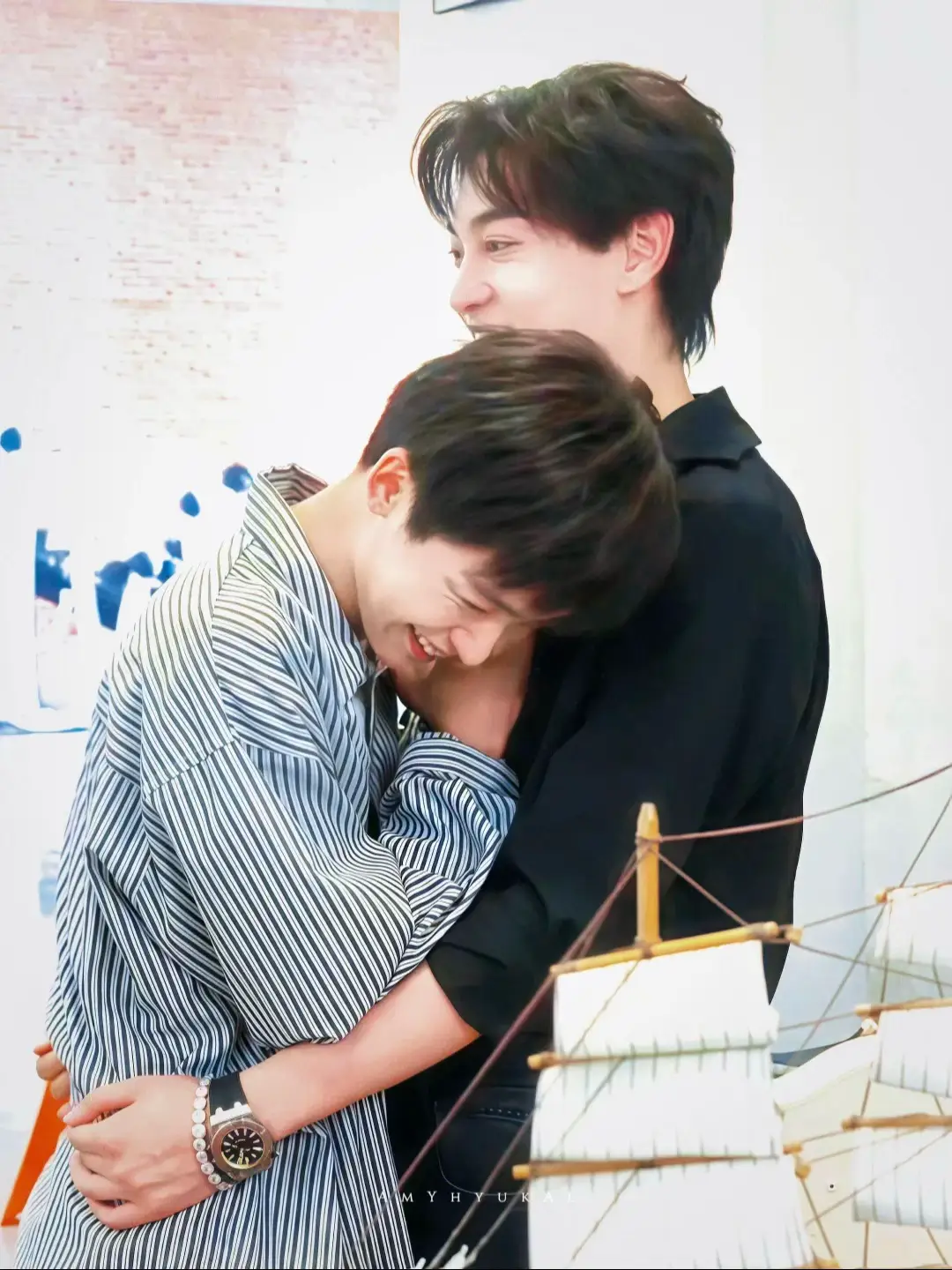 Chênh lệch 10cm nhưng size gap thấy rõ, vậy nên mới gọi là em bé đó 💛💙 #loibang99 #Ziyu #TianXuNing #xuhuong #viralvideo 