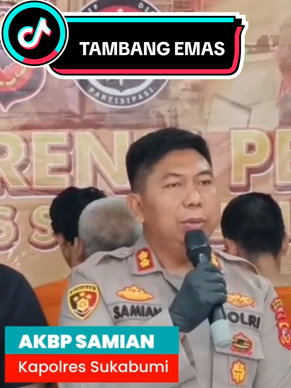 Menambang Emas di tanah Sendiri Polres Sukabumi akhirnya menetapkan dua tersangka dari enam orang yang ditangkap dalam penggerebekan praktik tambang emas tanpa izin yang dilakukan di Blok Pasir Gombong, Kampung Cipedes, Desa Ridogalih, Kecamatan Cikakak, Kabupaten Sukabumi, pada Rabu 10 September 2025 lalu. Keenam orang yang ditangkap terdiri dari pemilik lahan, kepala lobang tambang, dua pekerja, serta dua warga yang diduga sebagai koordinator. Saat itu, polisi juga mengamankan sejumlah barang bukti. Dalam konferensi pers, Kamis (23/10/2025), Kapolres Sukabumi AKBP Samian mengatakan dua orang yang ditetapkan tesangka yakni berinisial ΕΚ yang berperan sebagai kepala tambang atau kepala lobang (kalob), dan UT sebagai penyedia atau pemilik lahan tanah yang dilakukan kegiatan tambang. 
