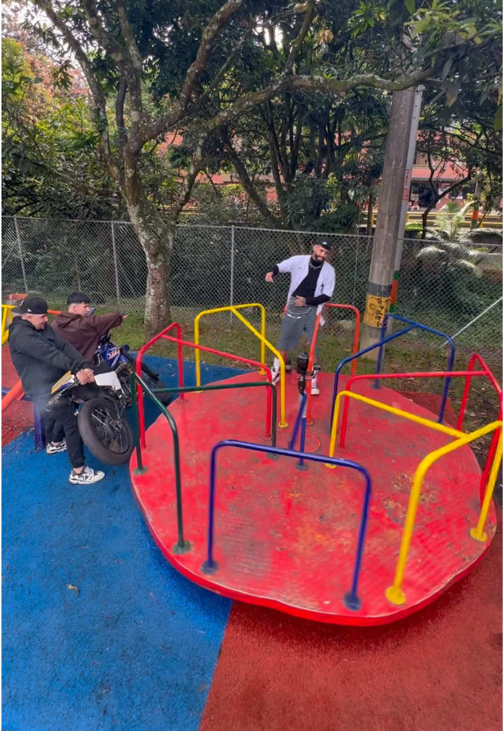 No tenía un set de grabación, tenía una DT y una idea 🔥 Así grabamos este video con All Star de fondo, haciendo que todo gire con el mismo sueño. #arod #allstar #nuevamusica #fotografia #bts 