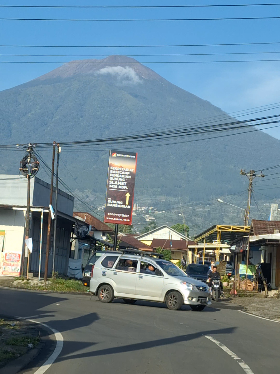 Pratin dengan view gunung slamet emang paling best #pratin #kutabawa #gunungslamet #fyp #foryou 