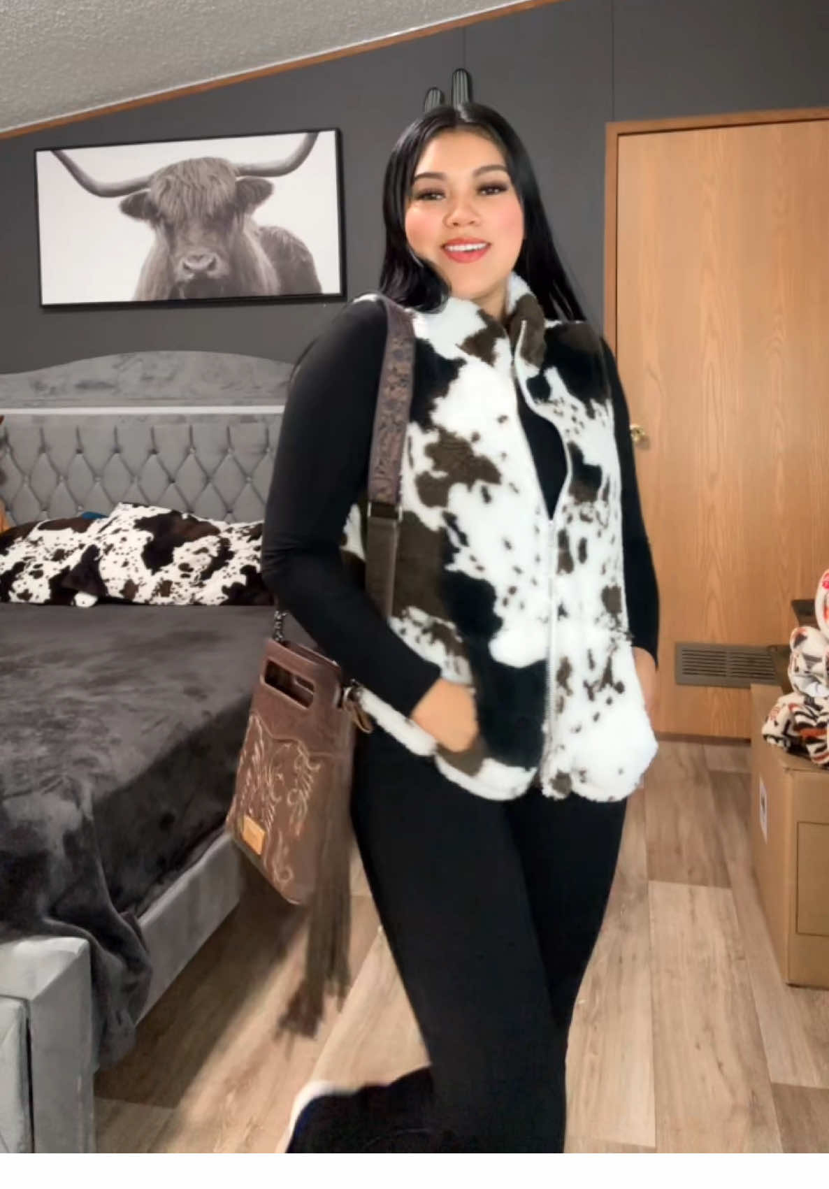 Todos saben que amo todo lo que sea cowprin y este abrigo está de lo más lindo  😍🤎🐮 Ordena el tuyo en el enlace🤎  #parariiiiiiiiiiiiiiiiiiiiiiiiiiiiiiiiii #westernfashion #western #vaquera #fyp 