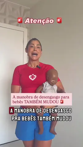 🚨Atenção, mamães e papais: a manobra para desengasgo em bebês também mudou 🚨 A American Heart Association atualizou as diretrizes 2025 e houve alteração importante na etapa das compressões torácicas. Para bebês com engasgo total (sem som, roxinhos e sem conseguir tossir) ligue para 192 ou 193 e inicie a manobra: 🚩 Mantenha o bebê inclinado de bruços e faça 5 golpes dorsais firmes no meio das costas 🚩 Se não desobstruir, agora NÃO usamos mais 2 dedos no peito!! A recomendação é 5 compressões torácicas com a base da mão, na linha entre os mamilos 🚩 Continue intercalando 5 golpes nas costas + 5 compressões torácicas até o objeto sair ou o bebê ficar inconsciente 🚩 Se perder a consciência, inicie RCP (compressões fortes e rápidas no centro do peito) imediatamente! Por que mudou? 🔍 A nova diretriz explica que a compressão com a base da mão gera maior força e melhor eficácia para expulsar o objeto, já que o objetivo não é fazer RCP, e sim desobstruir rapidamente a via aérea. Lembrete importante: essa atualização vale somente para bebês com obstrução total (grave) COMPARTILHE DICAS QUE SALVAM VIDAS 🙏 #primeirossocorros #engasgo #maternidade #manobradeheimlich #desengasgo 