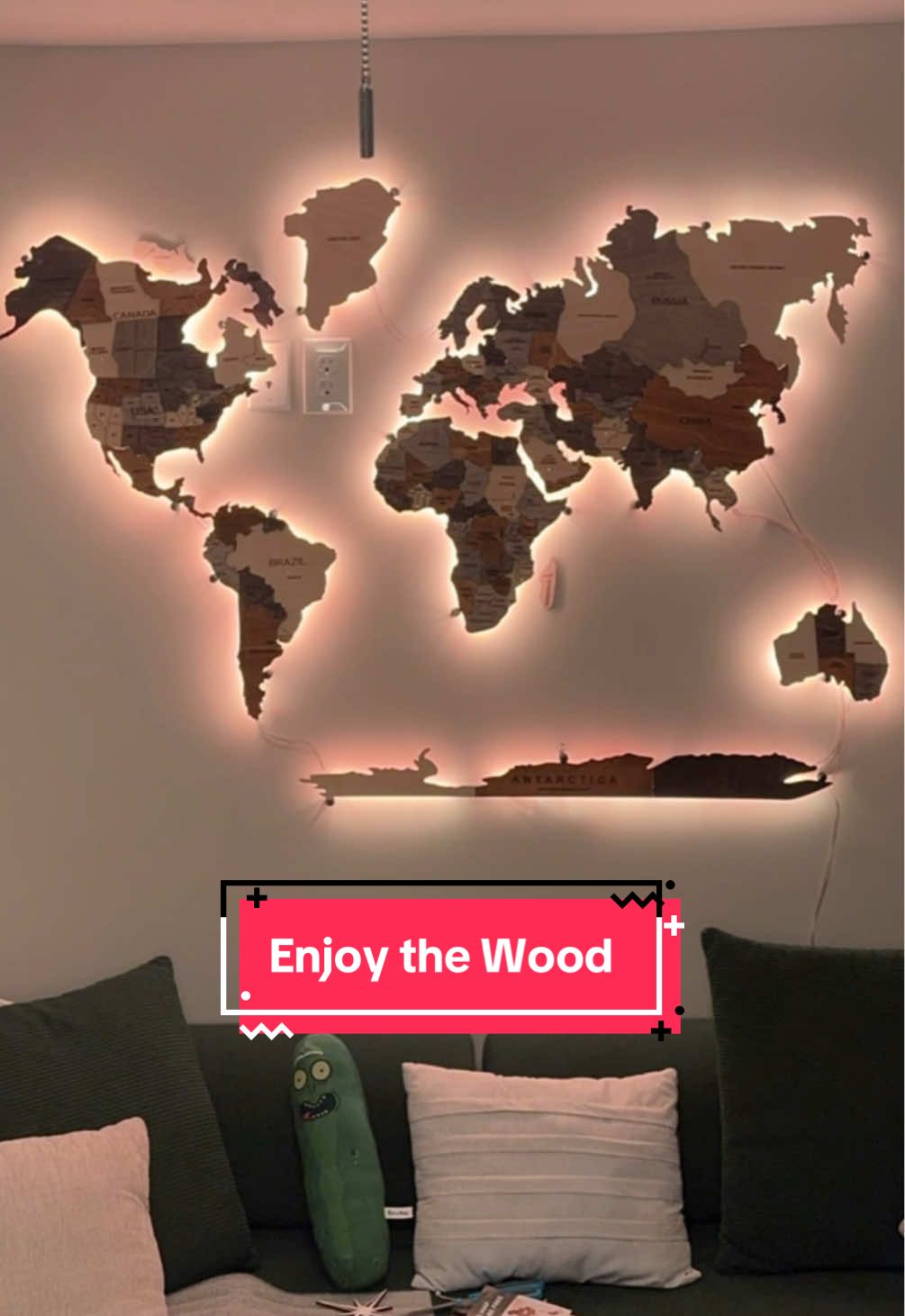 “Mi sala necesitaba un toque especial, y como mi pasión es viajar, decidí decorarla con este mapa de Enjoy The Wood. Link en mi perfil si quieres el tuyo con descuento 🌍✨” ⸻ #EnjoyTheWood #TravelDecor #MapaMundi #TravelLover #worldmap    