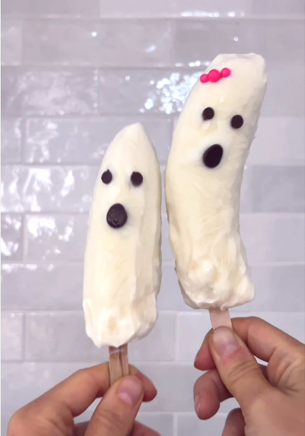 👻 The cutest (and healthiest!) Halloween treat! 🍌🩷 Skewer half a banana on a popsicle stick, dip it in Greek yogurt, and add mini chocolate chip eyes + a regular chocolate chip mouth — BOO! You’ve got frozen banana ghost pops! 🕸️ Make them tonight and they’ll be ready to haunt your breakfast table by Halloween morning! 🎃💀 #HalloweenSnacks #HealthyHalloweenTreats #DIYHalloween #HalloweenFood #HalloweenRecipes      