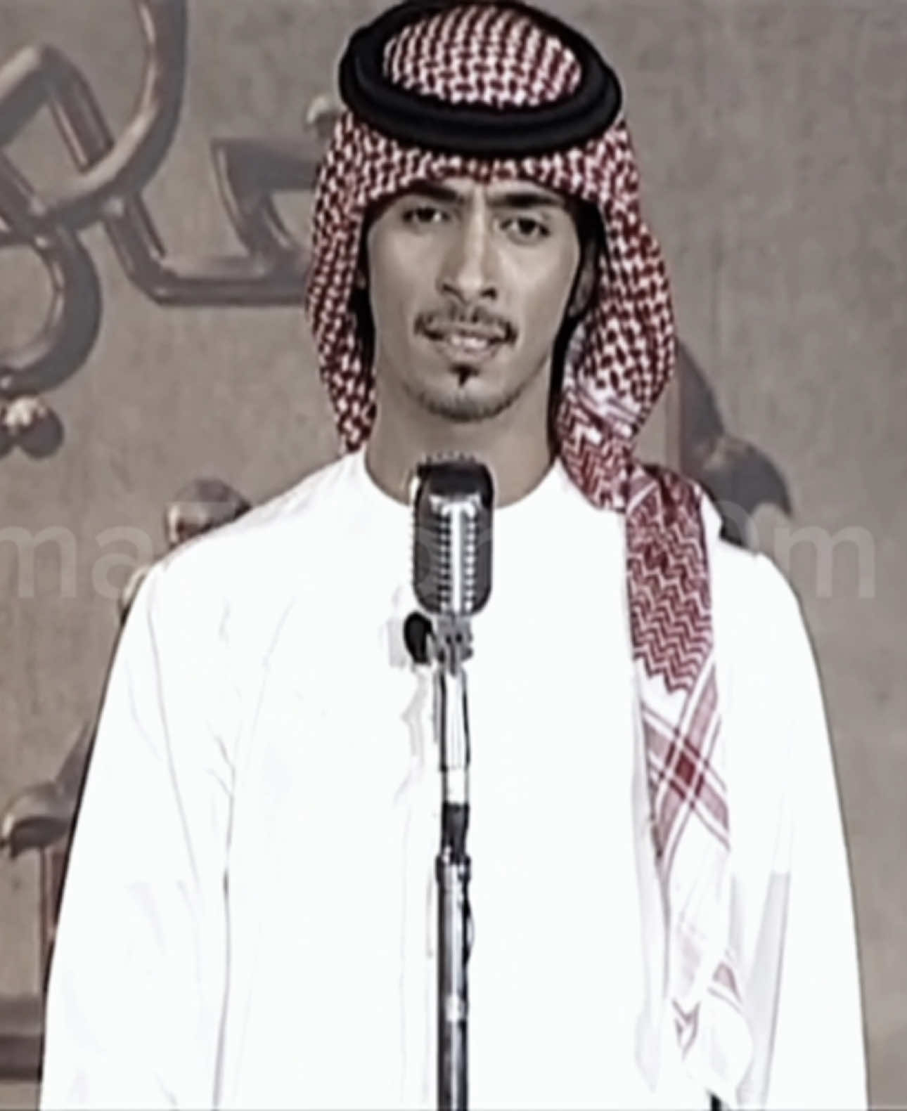 آكبر قهر لآشفت خلك مع الغيـــــــر تضحك شفاته وآنت تبكي عيونــــك تمسي تراجع بالخطا كل تبريـــــــر ويبقى السؤال وش صارحتى يخونك #alain #bbm #ma7room #غناتي 