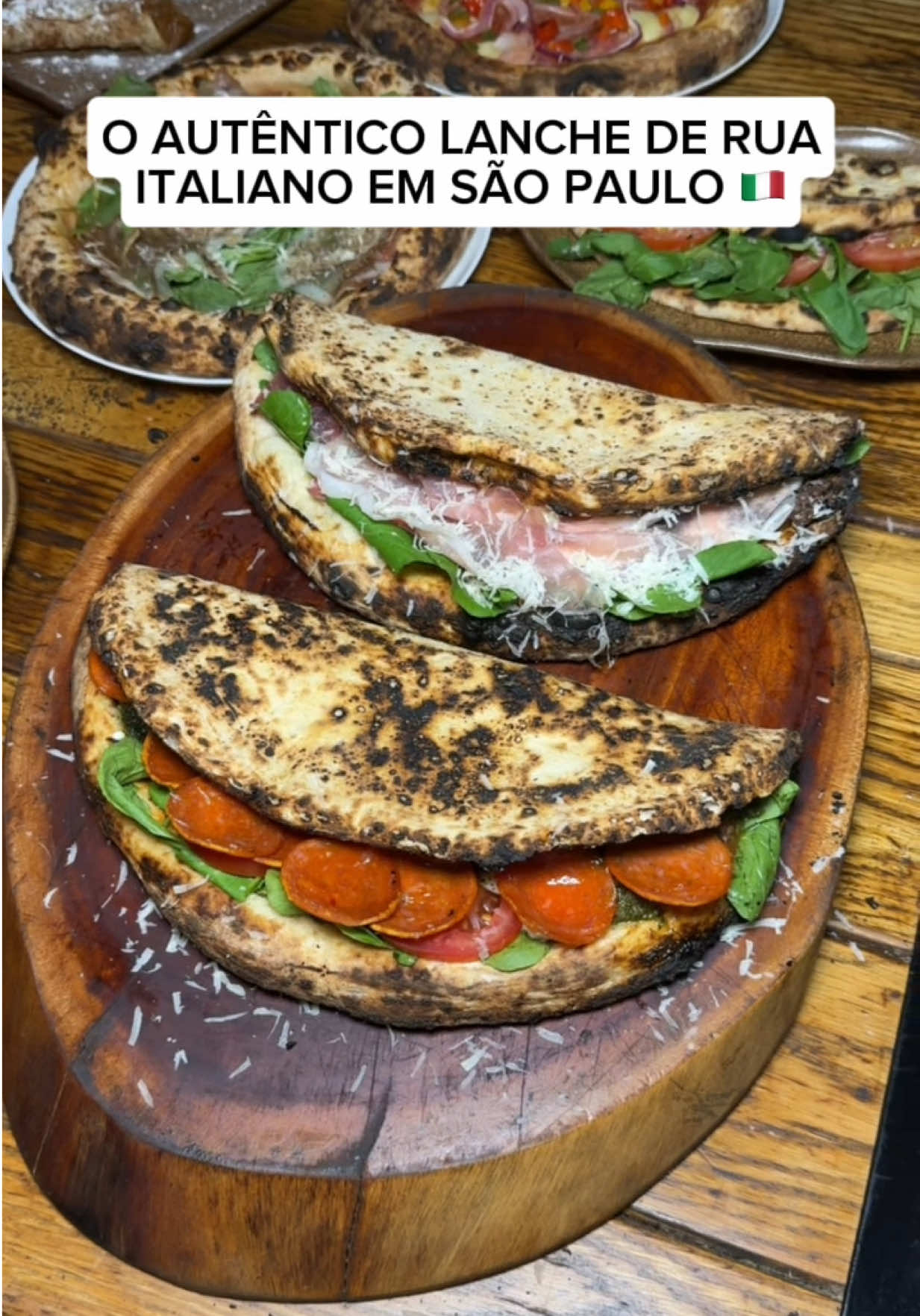Pizzaria italiana com os famosos sanduíches de rua italianos 🍕😋 Fomos navegar na @helenadinapolipizzaria, que é responsável por fazer deliciosas pizzas napolitanas, o famoso sanduíche feito com massa de pizza e agora a novidade que é a pizzocaccia. 😍 Essa foi sem dúvidas uma das melhores pizzarias que já visitamos e virou uma das nossas favoritas aqui de SP! ❤️ Valores👇🏻 🍅Pan’Helena - 💲97,00 (serve 2 pessoas). 🍕Pizzas a partir de -💲47,00 E muito mais!! 🤩🤩 CURTIU? Então já marca o @ que vai te levar!! 🔥🔥 🇮🇹@helenadinapolipizzaria 📍Rua Joaquim Távora, 1223 - Vila  Mariana, SP. 🏍️ TAMBÉM TEM DELIVERY PELO IFOOD *Publi