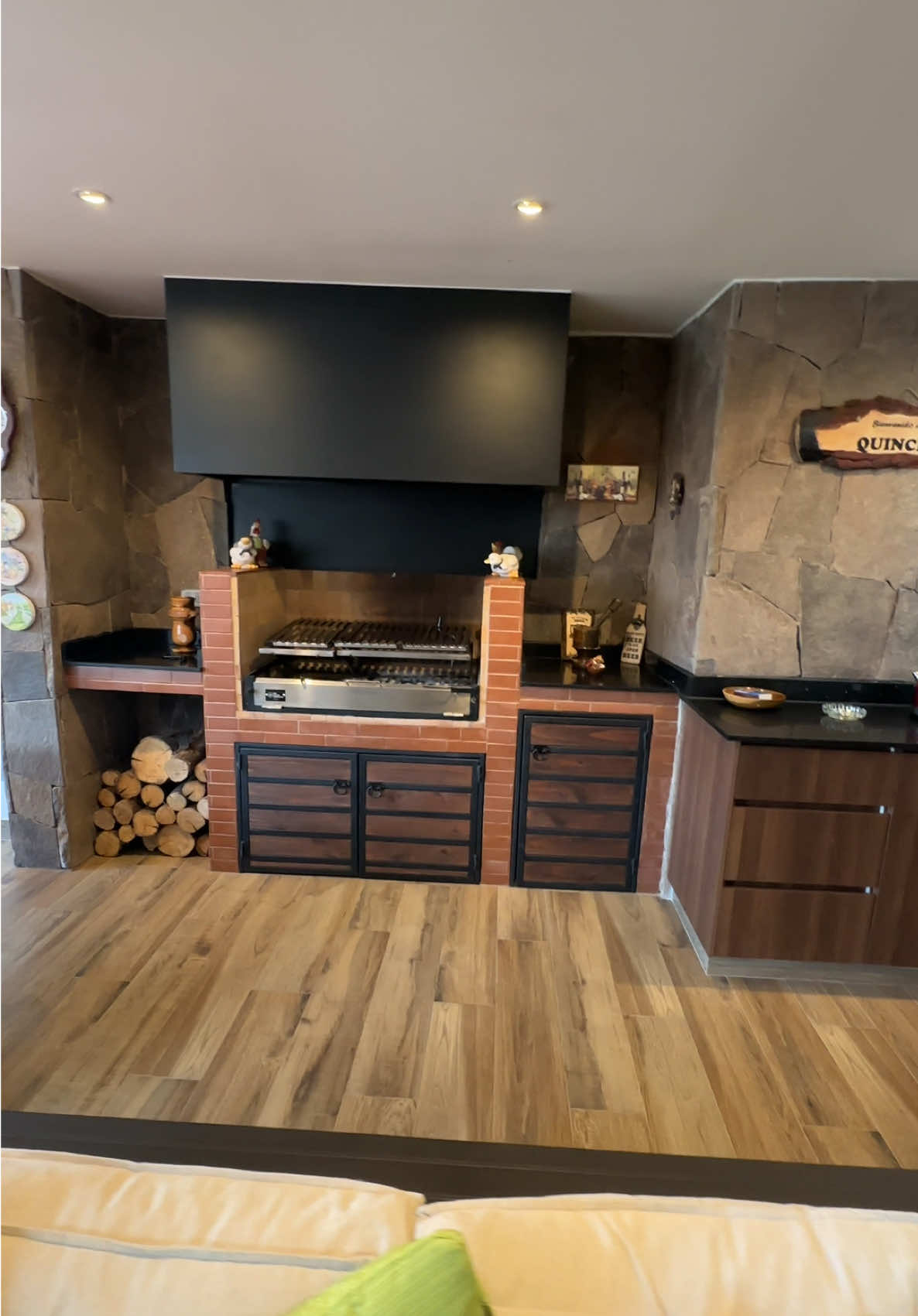 Todo comenzó con una simple frase: “Necesito un quincho donde compartir con mi familia.” Pero nosotros construimos más que eso… Creamos espacios donde se viven momentos, risas y recuerdos que duran toda la vida. ✳️ Diseño, construcción y detalles por IQ Studio. #I#IQStudioQ#QuinchoA#AntesYDespuésD#DiseñoYConstrucciónF#Familia       