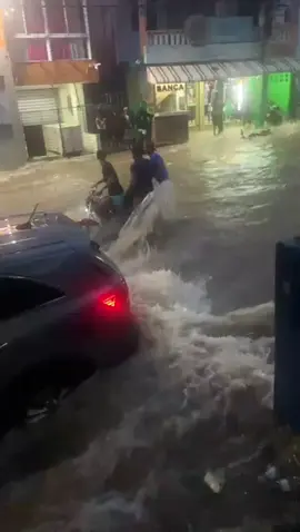 ÚLTIMA HORA | Inundación repentina en El Café de Herrera 📍 Santo Domingo Oeste, República Dominicana Un aguacero intenso provocó esta tarde una crecida súbita que anegó varias calles del sector El Café de Herrera, en la provincia Santo Domingo. En imágenes enviadas por residentes se observa agua a nivel de las puertas de los vehículos, motores avanzando con dificultad y comercios cubiertos por la corriente.#rd #viral #paratiiiiiiiiiiiiiiiiiiiiiiiiiiiiiii #foryourpage #todo 