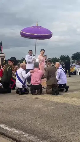 #คลิปวินาทีสมเด็จพระราชินีคุยกับชายเสื้อสีชมพูที่วิ่งเข้าหาในหลวง สมเด็จพระนางเจ้าสุทิดา พัชรสุธาพิมลลักษณ พระบรมราชินี  ทรงพระเมตตาต่อ ชายที่วิ่งเข้าหาขบวนเสด็จ ขณะ “ในหลวง พระราชินี” ทรงเสด็จไปวางพวงมาลา  เนื่องในวันปิยมหาราช พุทธศักราช 2568 ณ พระบรมราชานุสรณ์พระบาทสมเด็จพระจุลจอมเกล้าเจ้าอยู่หัว พระลานพระราชวังดุสิต #ด้วยความพระเมตตาที่มีต่อประชาชน #ขอพระองค์ทรงพระเจริญยิ่งยืนนาน 