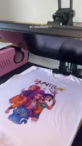 Proceso de la camisa más cool para el concierto de las Guerreras K-Pop! 🎤✨ ¡Pídele a mamá o a papá tu diseño favorito! Hacemos de todos los personajes. Mándanos un DM o escríbenos al WhatsApp de la bio👆 #guerreraskpop #kpopoutfit #sublimacion #regalospersonalizados #paratiiiiii 