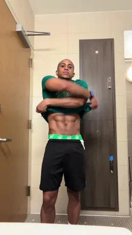 5 injuries and 3 minor surgeries (knee, shoulder and back) from playing netball 🏀. Since 2020 I struggled to workout consistently due to injuries. For the first time in 5 years I am working out PAIN FREE and enjoying the process again. So excited about what to come!  Also link in bio to get some draws 🤣