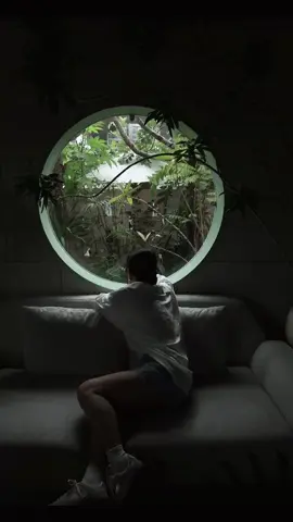 Phông bạt lớn nhất của bản thân, có lẽ là sự vui vẻ và tích cực, nhưng bên trong đã vỡ vụn rất nhiều