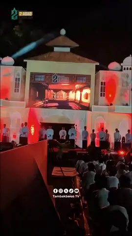 Gebyar Shalawat Kolosal berjudul 'Kidung Tresno' digelar. Gelaran ini seakan menarik kembali ingatan akan sosok KH Abdul Wahab Hasbullah (Mbah Wahab) yang memiliki semangat juang tinggi. Hal ini tercermin dalam drama kolosal yang ditampilkan oleh para santri Pesantren Bahrul Ulum di halaman Gedung Serbaguna KH Hasbullah Said, Tambakberas pada Kamis malam (23/10/2025).   Ketua Panitia 2 Abad Pondok Pesantren Bahrul Ulum Tambakberas, KH Ahmad Sholahul Am Notobuwono menjelaskan makna dari tema peringatan 2 abad ini, 'Mewariskan Daya Juang, Berkhidmah Membangun Peradaban'. Tema ini adalah pengingat sekaligus penguat kita. Pengingat bahwa di Tambakberas lah para pejuang seperti KH Wahab Chasbullah, KH Bisri Syansuri, hingga KH Hasyim Asy’ari tumbuh dan berkhidmah bagi peradaban,