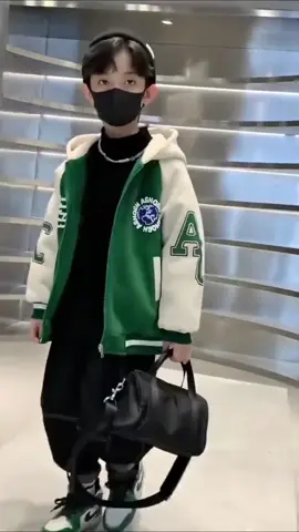 Áo khoác nỉ thời trang hai mầu đen và xanh cho các bé mặc thu #muathu #thoaimaimoingay #hangqc 