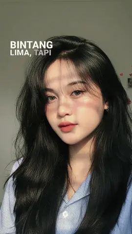 🌞✨ Prompt : Buatlah foto ini tidak merubah wajah asli, seorang wanita putih mulus yg sedang foto selfie di dalam kamar dengan latar belakang tembok putih mulus dan ada hiasan hiasan dinding, sedikit cahaya matahari yg halus dan lebat dari luar sehingga memberi bayangan kisi kisi ke wajahnya, dia memakai baju blouse salur warna biru muda, dengan rambut panjang terurai warna hitam sedikit berantakan sehingga poni curtain bags dan akar rambutnya ny menutupi wajahnya yg memberi kesan manis dan imut, make up natural, bulu mata lentik natural dan lipstik warna peach agar memberi efek segar.dia memakai anting dan kalung yg sederhana, kualitas foto resolusi tinggi. Jangan ubah wajah. #geminiai #ai #virall #fyppppppppppppppppppppppp 