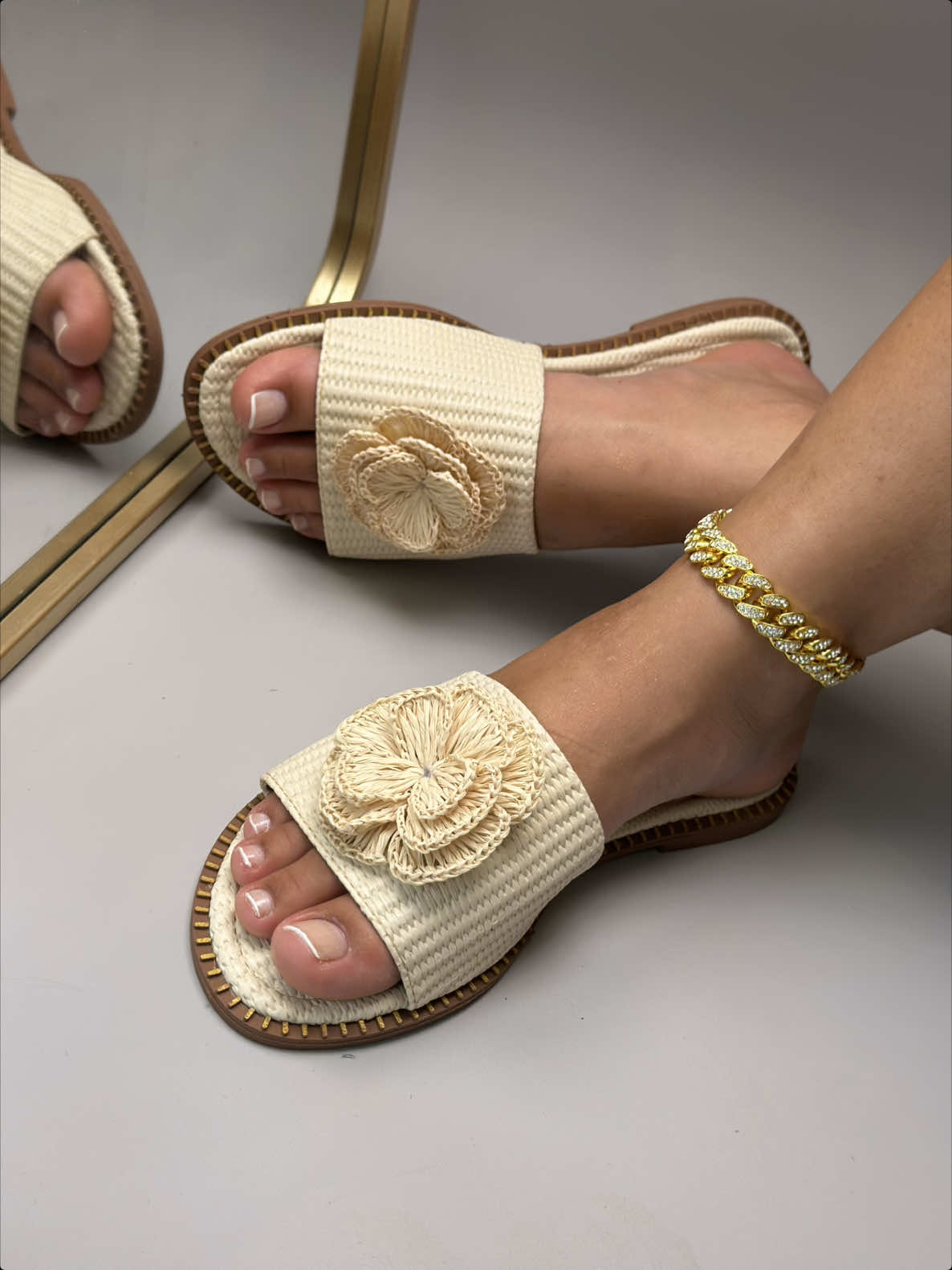 ✨ Carol Shoes — onde conforto e estilo se encontram! Rasteirinhas lindas, delicadas e perfeitas pra qualquer momento 💕 Acesse nosso site e garanta a sua! #calcadosfemininos #sandaliasfemininas #atacado #sandalias 