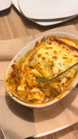 MAKAN ENAK DI PIZZA HUT CUMAN 50 RIBUAN AJA 😍😱 Kalian bisa loh ke @Pizza Hut Indonesia pake promo voucher Tiktok caranya tag lokasi hijau di video aku, pilih Pizza Hut terdekat dan tukerin promonya. Berlaku sampai akhir Oktober 2025. Cuman 50 ribuan aja udah bisa makan enak beef Lasagna disini. Yuk buruan ke Pizza Hut 😍🥰🥳🥳🥳 #lasagna #pizzahut #pizzahutindonesia #placetogo #indonesia 