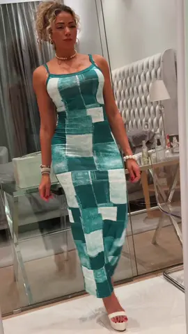 Obsessed with this teal patchwork dress 👗 smooth lines, cool tones, and an effortless fit ✨ What do you think of this maxi dress? 