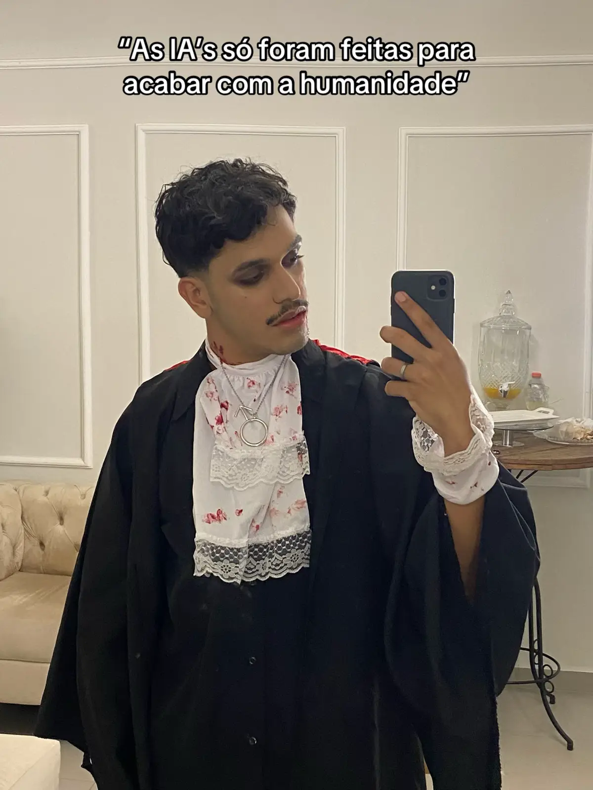 Crie uma sessão de fotos glamourosa no estilo Victoria’s Secret. Um jovem (com o mesmo rosto da foto anexada) está de pé quase de lado, levemente inclinada para a frente, durante os preparativas finais do desfile Os maquiadores finalizando (apenas as mãos deles aparecem na imagem). Ele usa uma calça branca folgada com detalhes em cristais, miçangas e correntes de prata , além de grandes asas detalhadas de flores brancas. A imagem tem um efeito de “bastidores”. O fundo é um ambiente com iluminação suave e escura, provavelmente sob o palco. O foco principal está no rosto do modelo e nos detalhes do figurino. Destaca-se a expressividade do olhar e o aspecto luxuoso do traje. A foto é iluminada por um flash de câmera, que enfatiza o brilho dos cristais e das correntes, assim como o brilho da pele do modelo. Estilo Victoria’s Secret: sensualidade, luxo, glamour. 8K. Muito detalhado. Importante: não mudar o rosto, preserve 100% os traços do rosto da foto anexada. #modelo #foryoupage #victoriassecret 