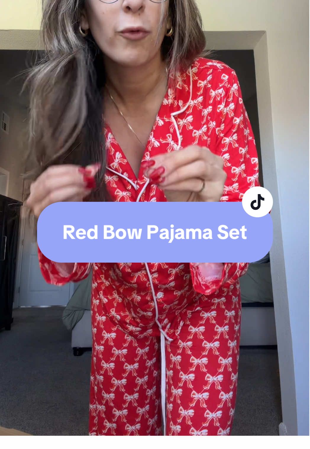 These red bow wide-leg pajamas are the perfect mix of cozy and chic — soft satin-feel fabric, relaxed wide-leg fit, and a festive bow print that makes them feel special enough for holiday mornings or matching family photos. If comfort and cute are your holiday aesthetic, these are it. 