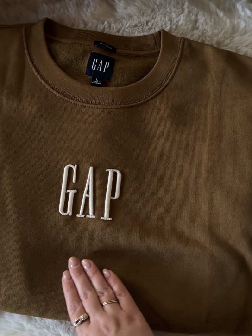 Logo crewneck 🤎 #gap #sweater #crewneck #sweatshirt #fallfashion 