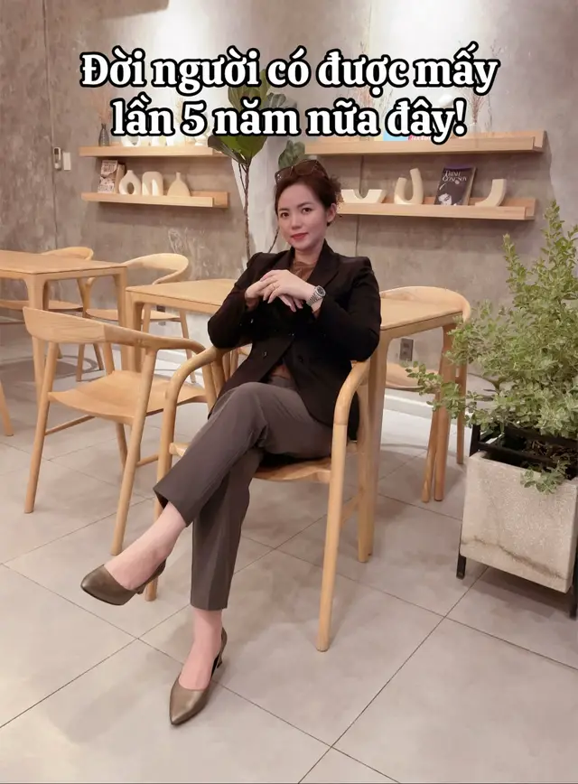 “Nhìn những mùa thu đi Em nghe sầu lên trong nắng Và lá rụng ngoài song Nghe tên mình vào quên lãng Nghe tháng ngày ch.ế.t trong thu vàng..”