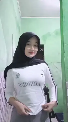 bibir setipis tisu kalau pake filter bergoyang² ga sinkron haha