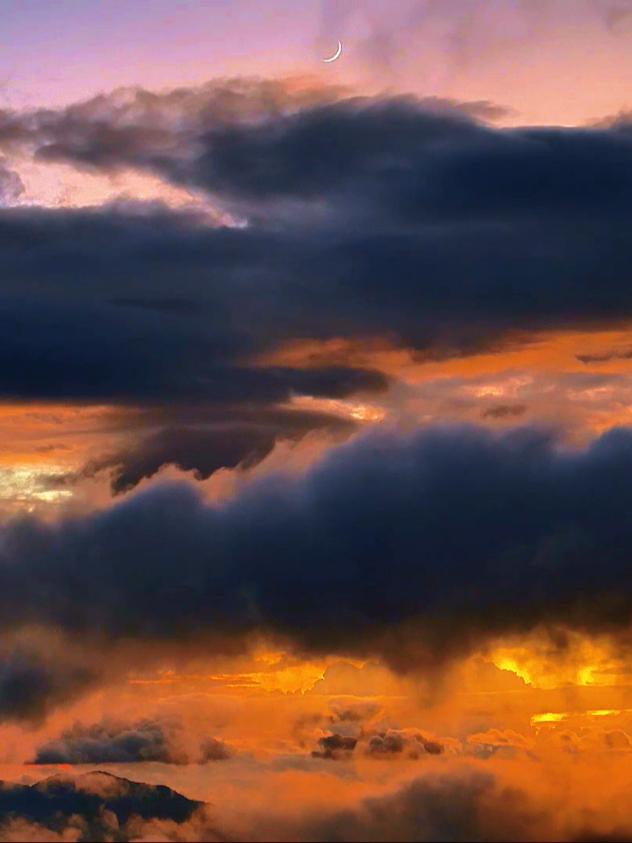 La belleza de los atardeceres 🌛 ☁️ ⛅️ 🌄  #paisajes #nubes #atardeceres #crepusculo #naturaleza 