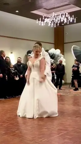 No one sings like Kelly! #kellyclarkson #neverenough #greatestshowman #weddingdance