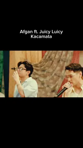 Setuju ga sih? Lagu Afgan yang ini tuh masuk banget ke suara Uan dan warna musik Juicy Luicy. Kolaborasi terenak di akhir tahun yg darderdor ini🔥 Watch full on youtube afgan & juicy luicy. #AfganxJuicyLuicy #Kacamata #kolaborasi #afgan #juicyluicy  