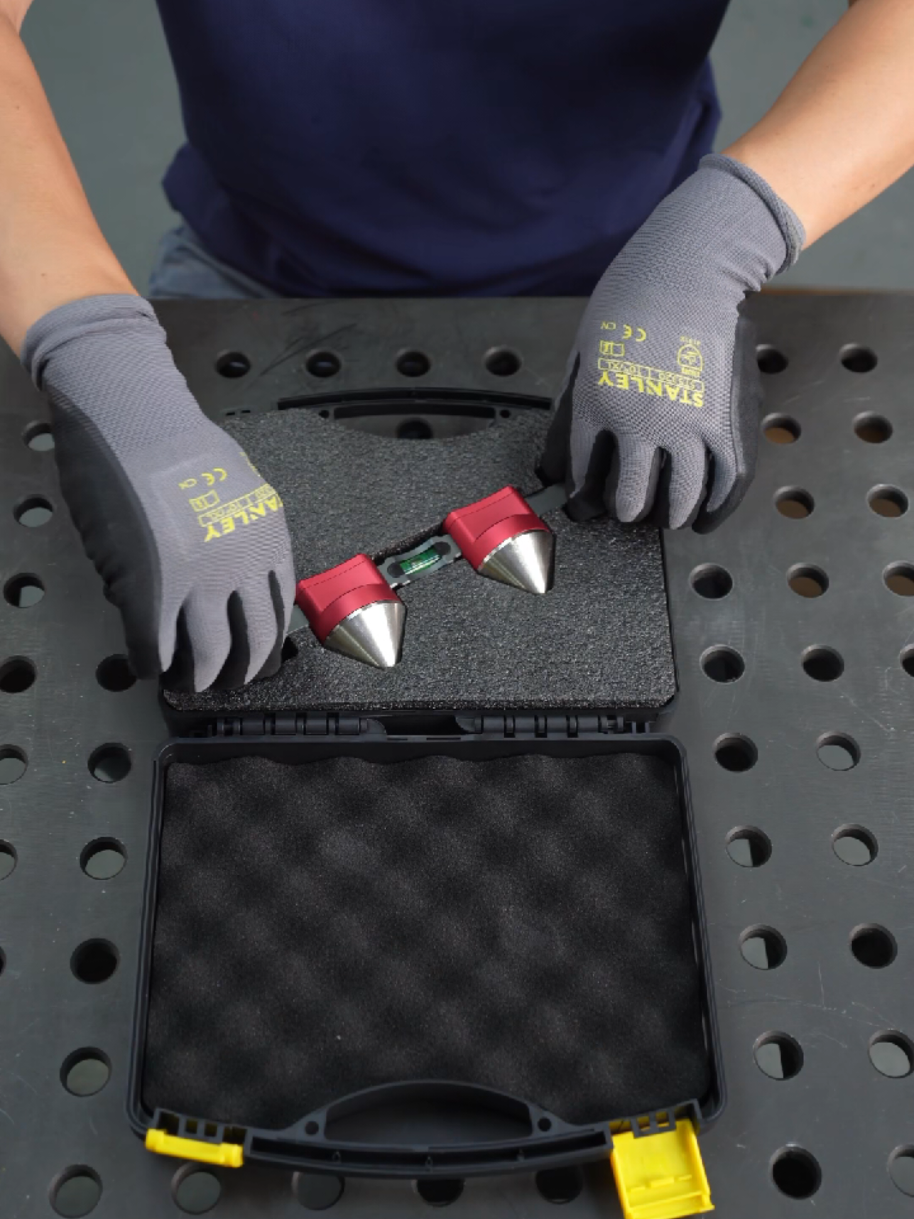 磁性アライメントピン この磁気式位置合わせピンは、アルミニウムを CNC 加工して製造されており、内蔵式気泡水準器を備えています。各構成部品は気泡の精度を確認するために検査されており、どのような設置時にも高精度な位置合わせを保証します。これは、標準的な位置合わせピンと別体の水準器を併用する従来の方法に取って代わるように設計されています。 #stronghandtools #溶接 #welding #磁気アライメントピン #VANAA 