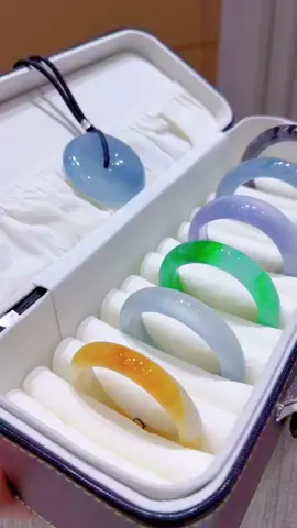 #翡翠手镯 翡翠的五彩缤纷，点亮生活的美好